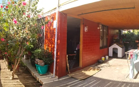 Propiedad de dos pisos de construcción sólida ubicada en tranquilo sector residencial