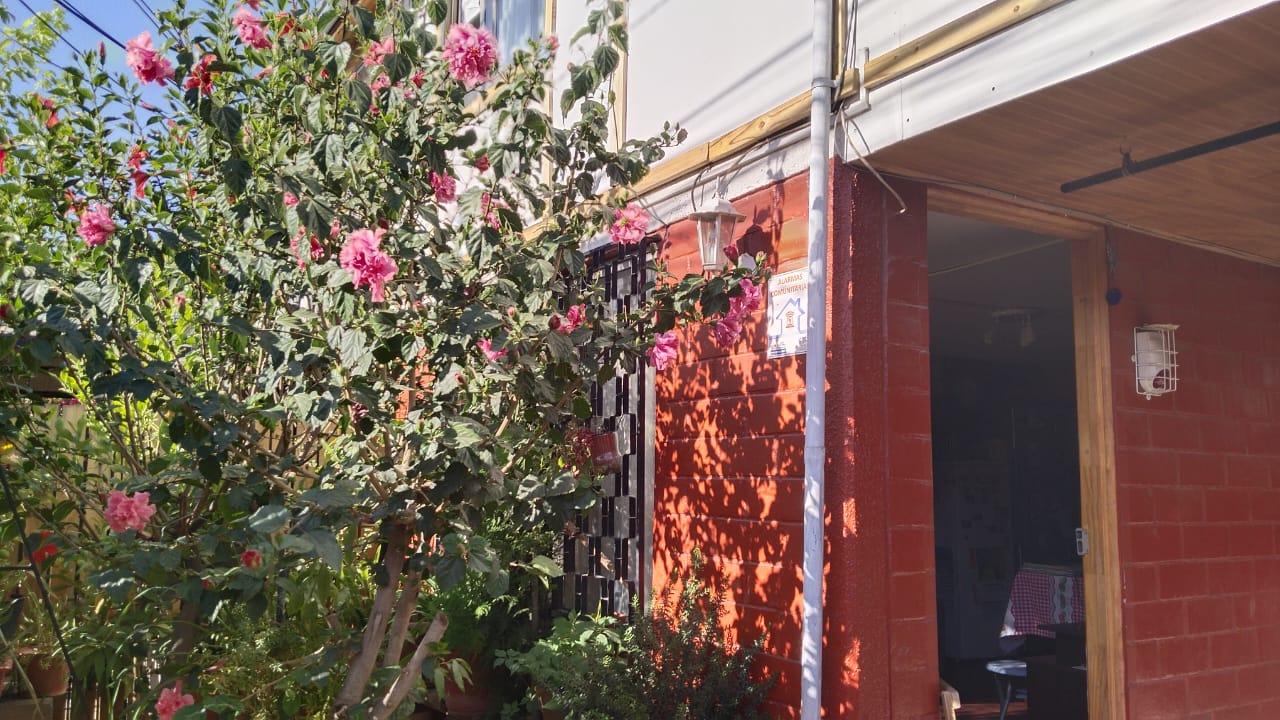 Propiedad de dos pisos de construcción sólida ubicada en tranquilo sector residencial · foto 2