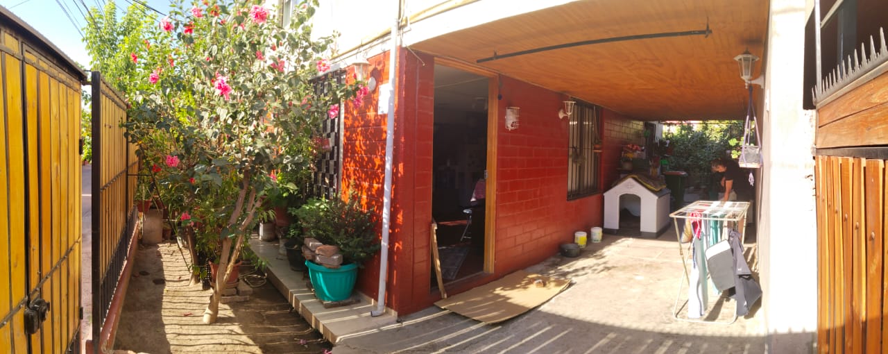 Propiedad de dos pisos de construcción sólida ubicada en tranquilo sector residencial · foto 1