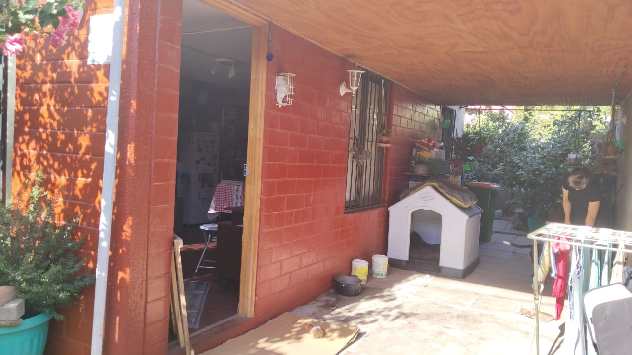 Propiedad de dos pisos de construcción sólida ubicada en tranquilo sector residencial · foto 3